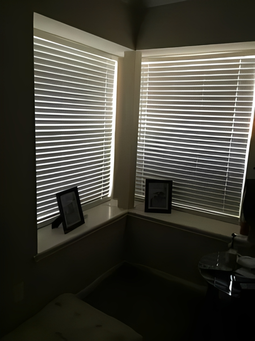 Corner windows with blinds and photo frames